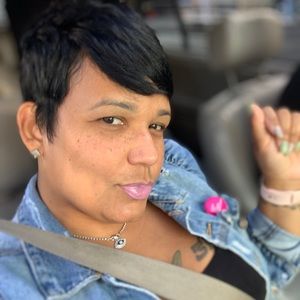 Meet your Posher, Lenora